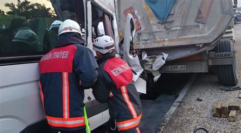 Y­a­b­a­n­c­ı­ ­i­ş­ç­i­l­e­r­i­ ­t­a­ş­ı­y­a­n­ ­s­e­r­v­i­s­ ­k­a­m­y­o­n­a­ ­ç­a­r­p­t­ı­:­ ­2­ ­ö­l­ü­,­ ­1­1­ ­y­a­r­a­l­ı­